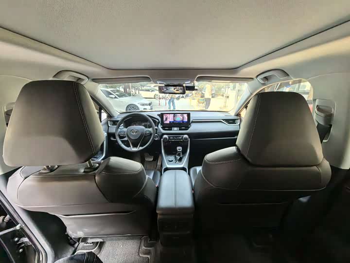 Фото 8 - Toyota RAV4