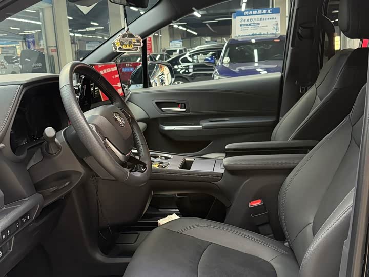 Фото 4 - Toyota Sienna