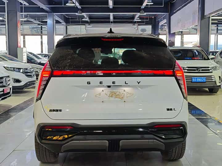 Фото 5 - Geely Atlas L