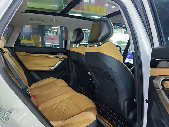 Фото 8 - Geely Atlas L