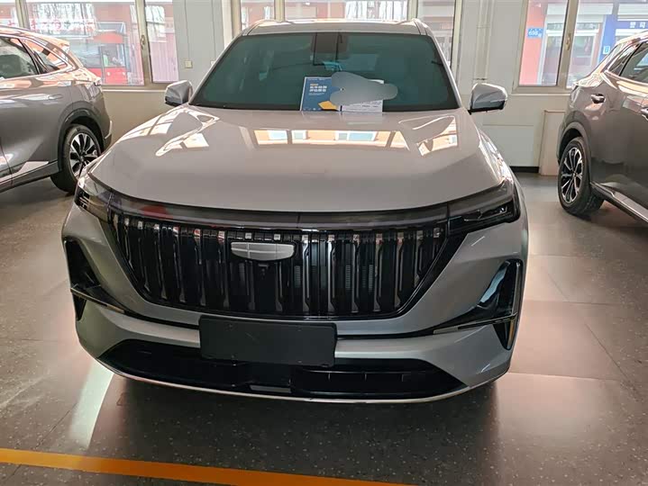 Фото 2 - Geely Atlas L