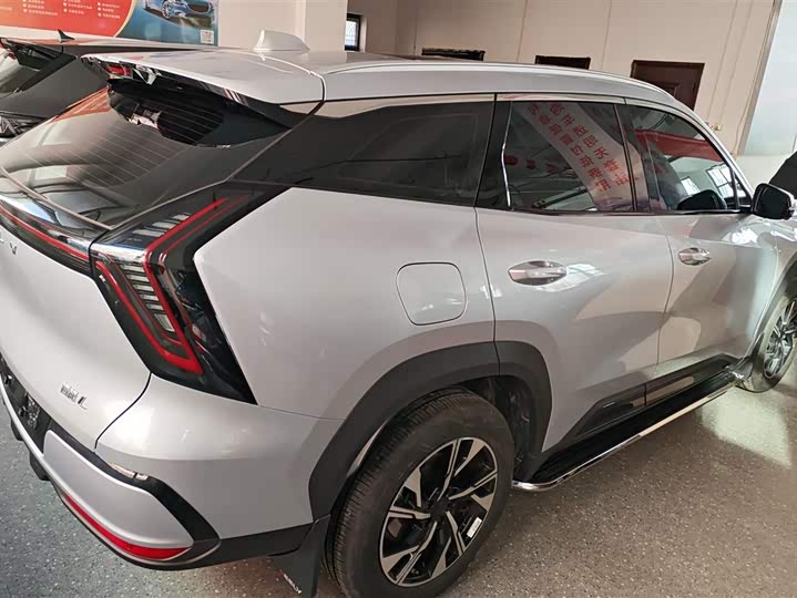 Фото 3 - Geely Atlas L