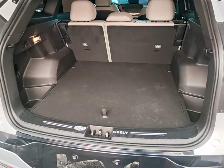 Фото 4 - Geely Atlas L