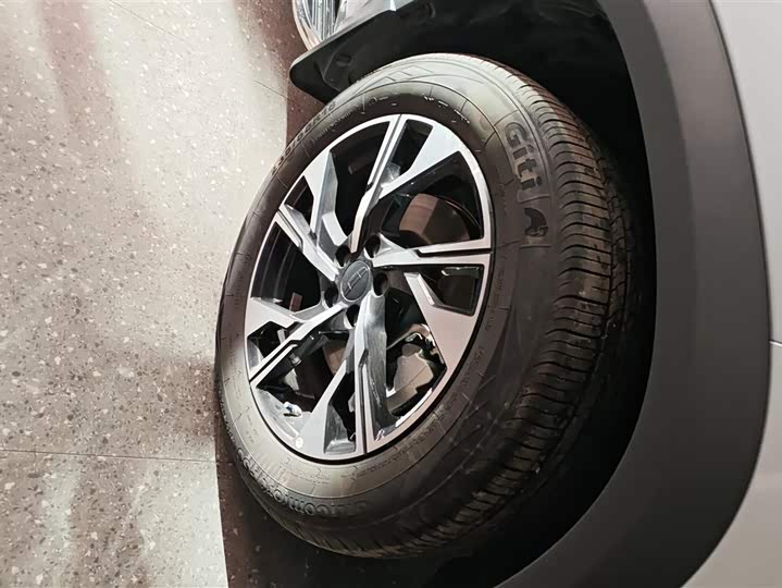 Фото 6 - Geely Atlas L