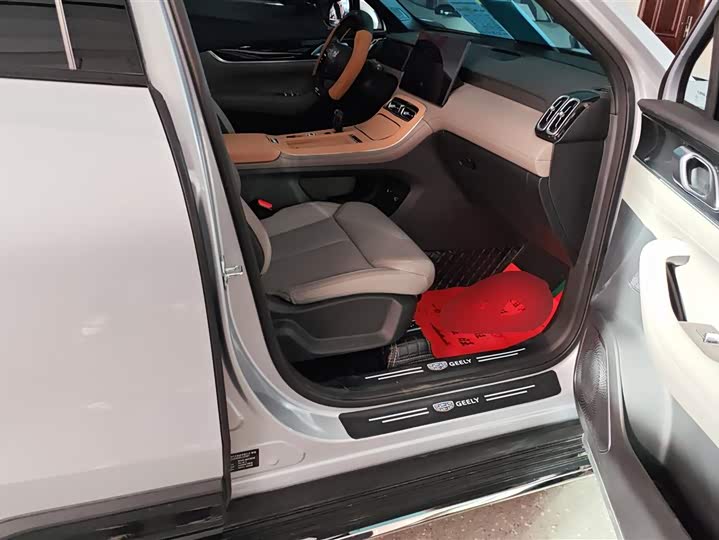 Фото 8 - Geely Atlas L