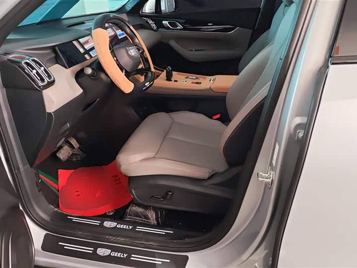 Фото 9 - Geely Atlas L