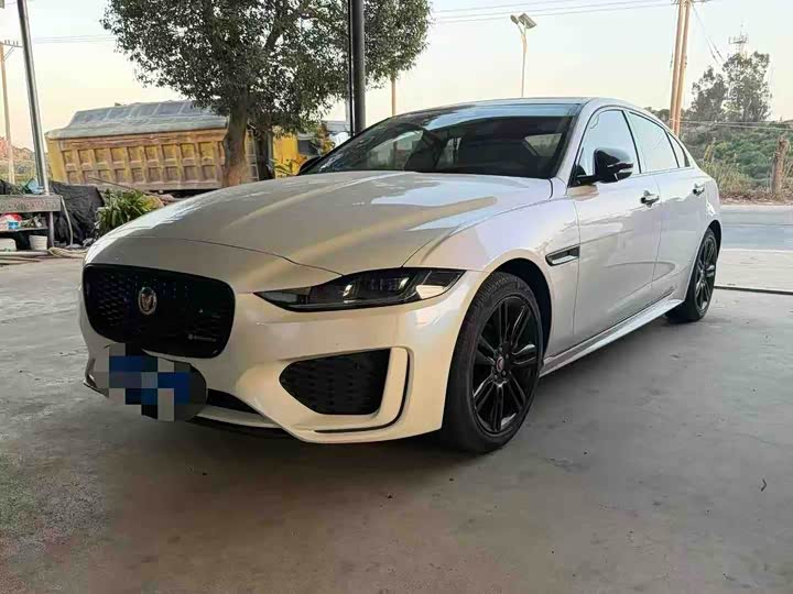 Фото 1 - Jaguar XE L