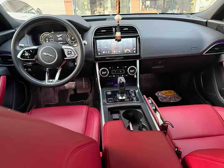 Фото 3 - Jaguar XE L