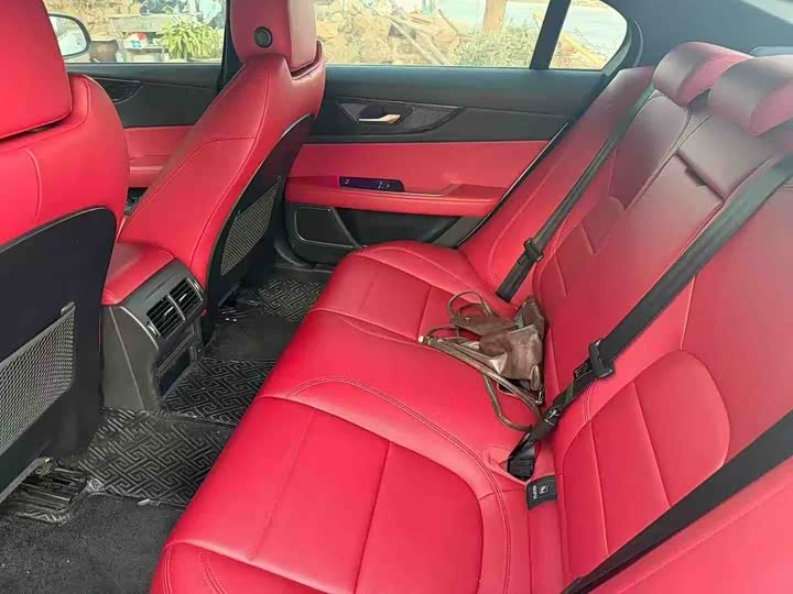 Фото 4 - Jaguar XE L