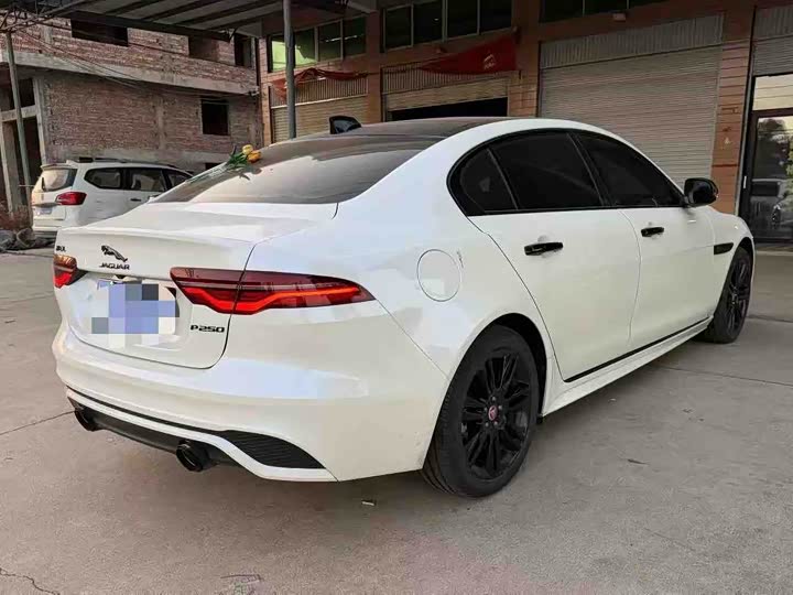 Фото 8 - Jaguar XE L