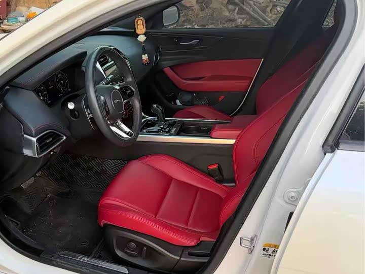 Фото 9 - Jaguar XE L