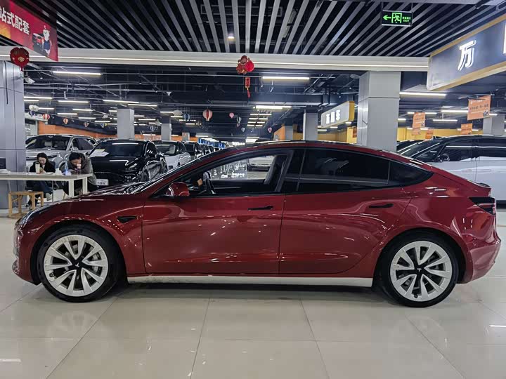 Фото 3 - Tesla Model 3