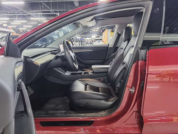 Фото 4 - Tesla Model 3