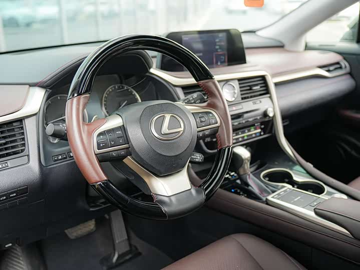 Фото 9 - Lexus RX