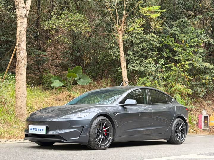 Фото 1 - Tesla Model 3