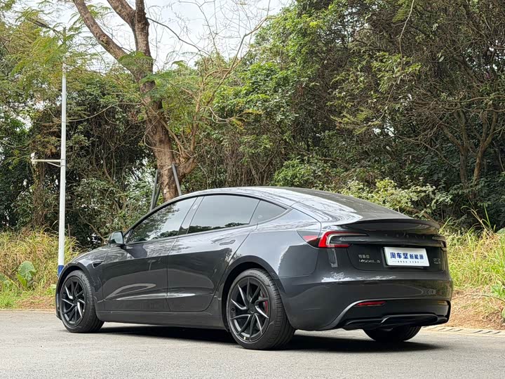 Фото 3 - Tesla Model 3