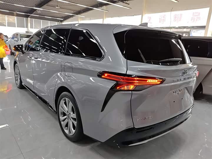 Фото 5 - Toyota Sienna