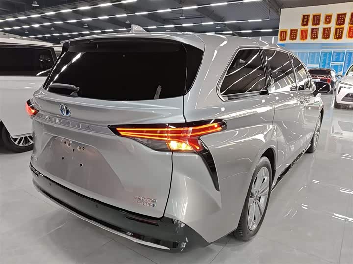 Фото 7 - Toyota Sienna