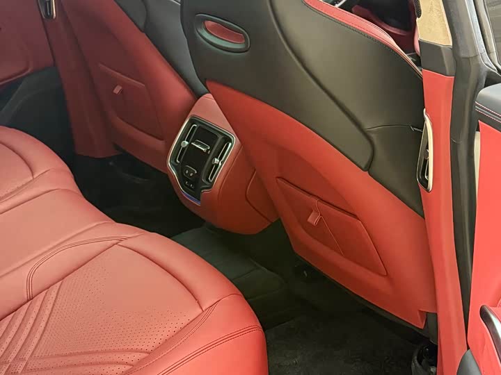 Фото 8 - Aston Martin DBX