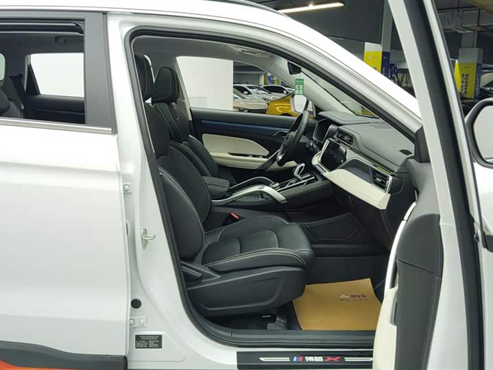 Фото 8 - Geely Atlas