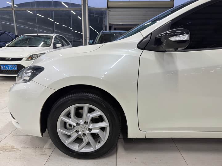 Фото 4 - Nissan Tiida