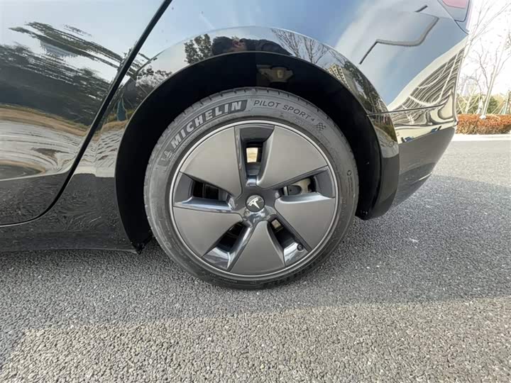 Фото 9 - Tesla Model 3