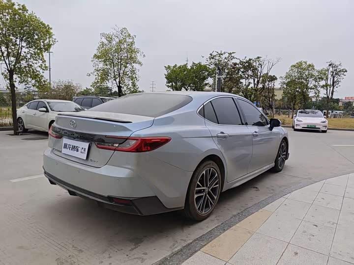 Фото 4 - Toyota Camry
