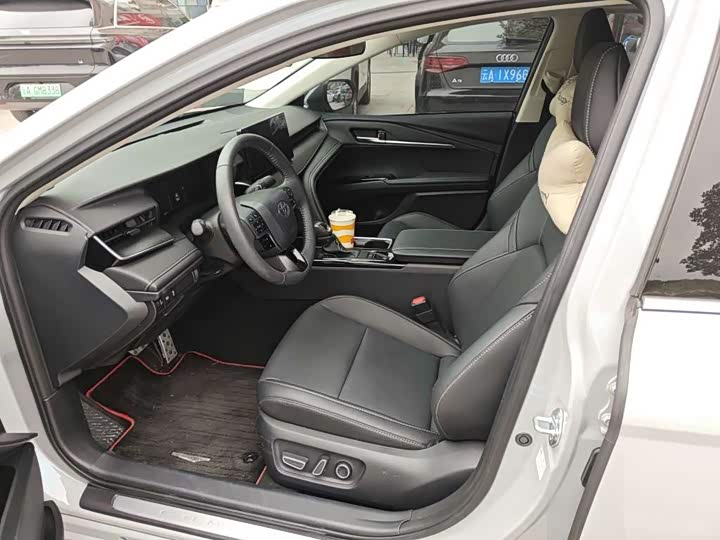 Фото 7 - Toyota Camry