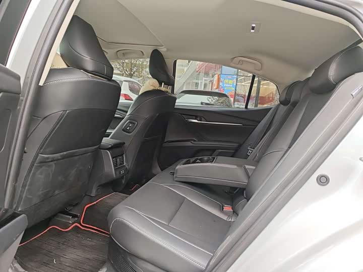 Фото 8 - Toyota Camry