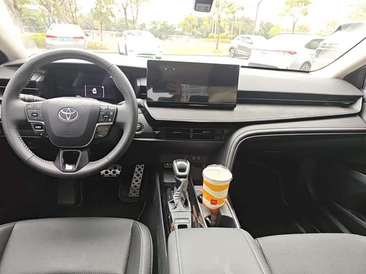 Фото 9 - Toyota Camry