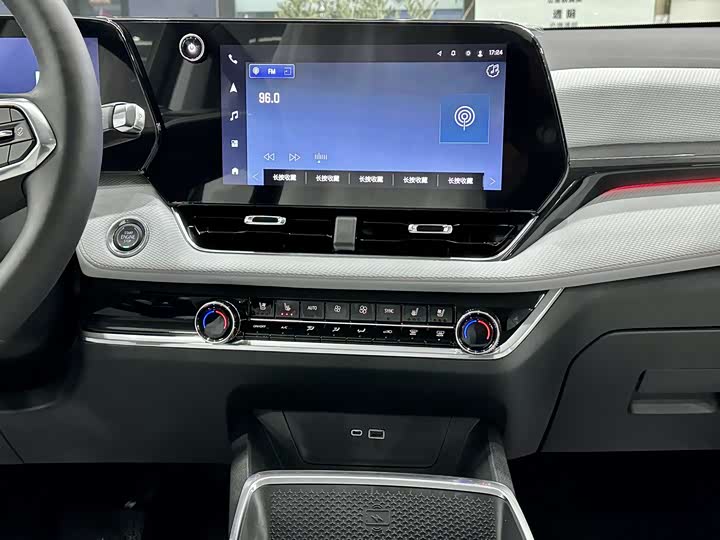 Фото 9 - Chevrolet Equinox Plus