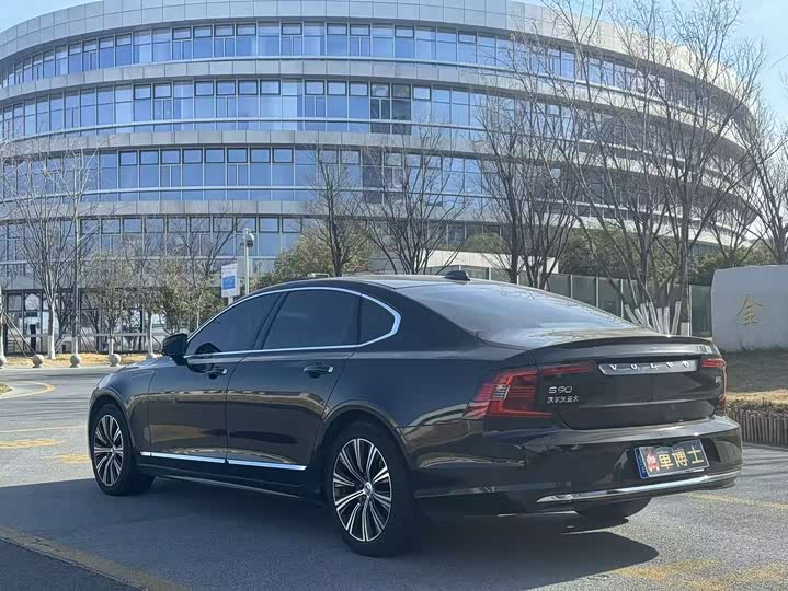 Фото 9 - Volvo S90