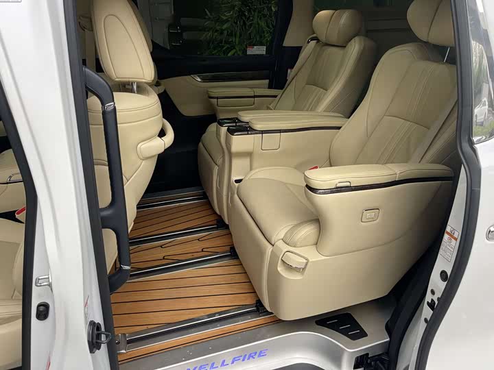 Фото 6 - Toyota Vellfire