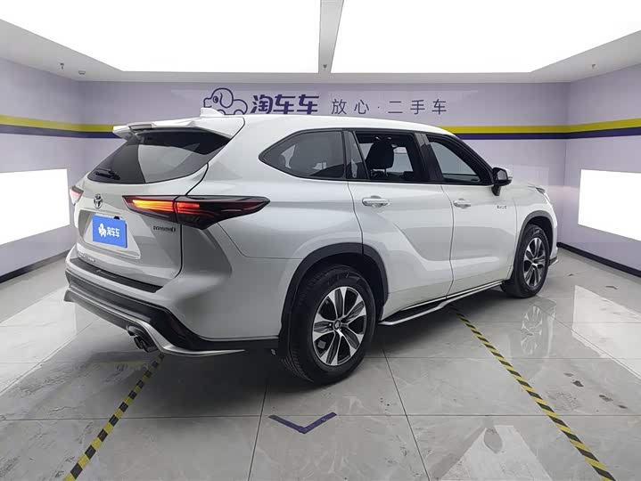 Фото 3 - Toyota Crown Kluger