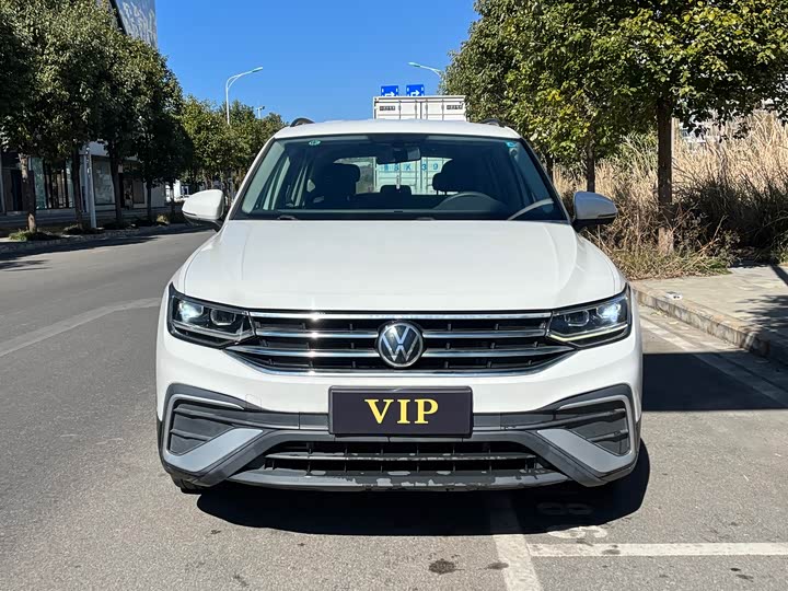 Фото 2 - Volkswagen Tiguan L Pro