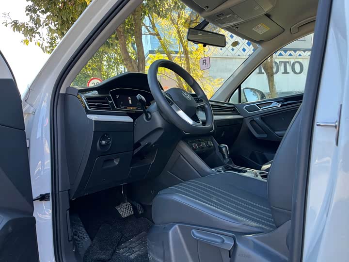 Фото 4 - Volkswagen Tiguan L Pro