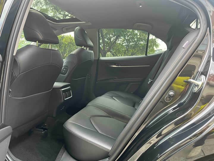 Фото 8 - Toyota Camry