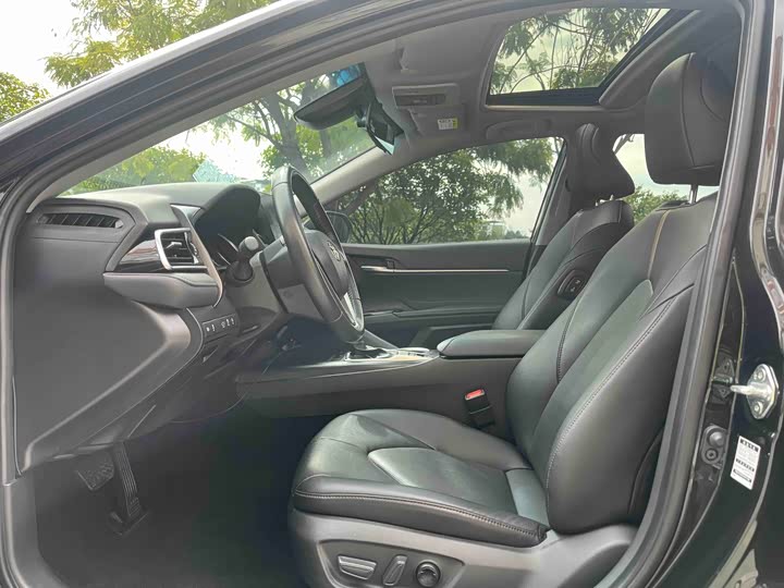 Фото 9 - Toyota Camry