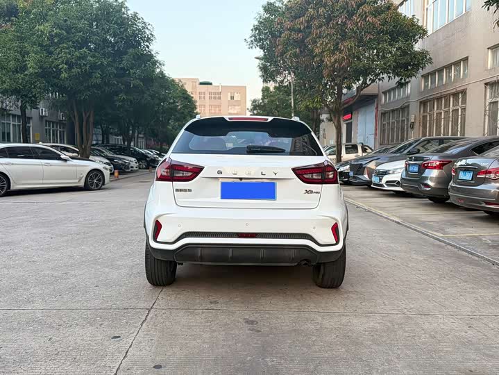 Фото 9 - Geely Vision X3