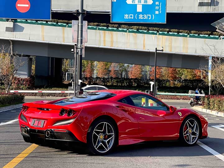 Фото 4 - Ferrari F8