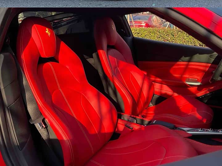 Фото 9 - Ferrari F8