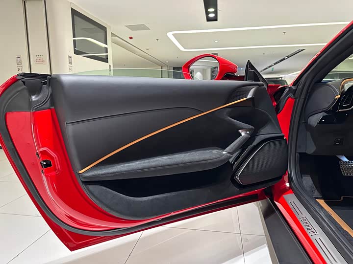 Фото 4 - Ferrari Roma