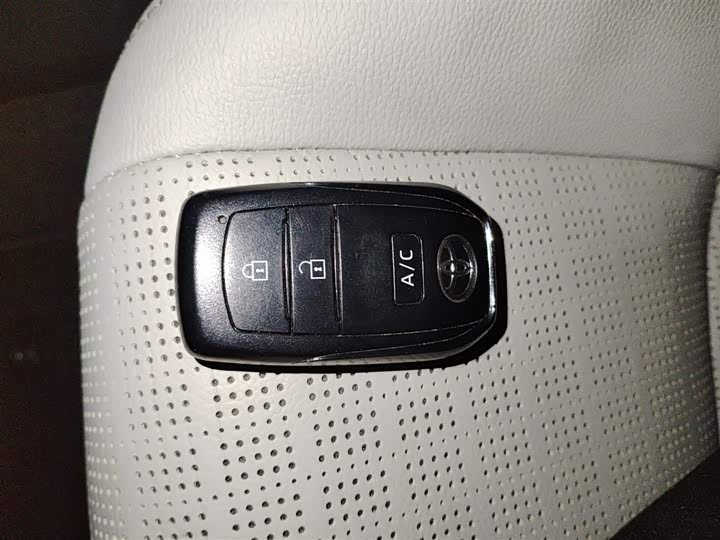 Фото 9 - Toyota bZ4X