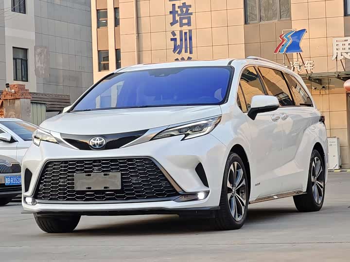 Фото 1 - Toyota Granvia