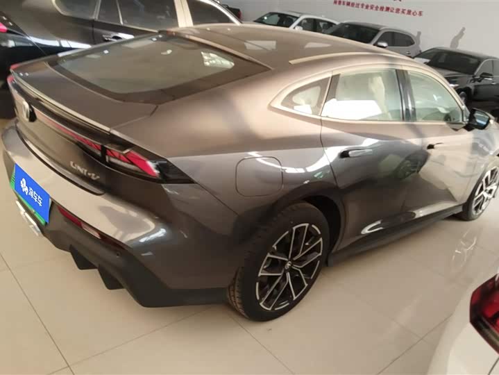 Фото 3 - Changan UNI-V Hybrid