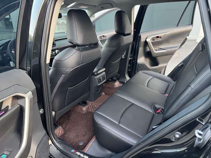 Фото 6 - Toyota RAV4