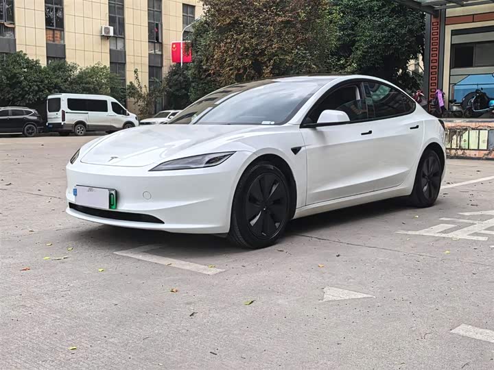 Фото 1 - Tesla Model 3