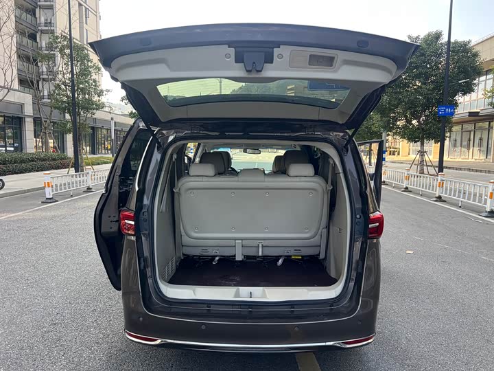 Photo 8 - Buick GL8 ES