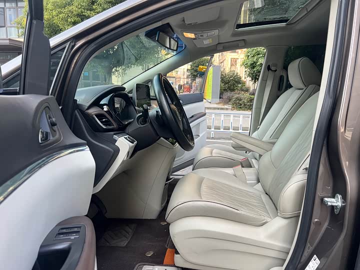 Photo 9 - Buick GL8 ES