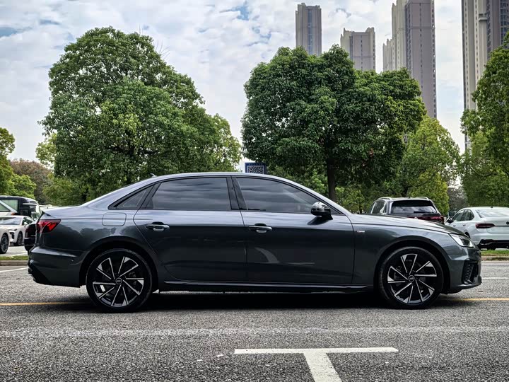 Фото 4 - Audi A4L